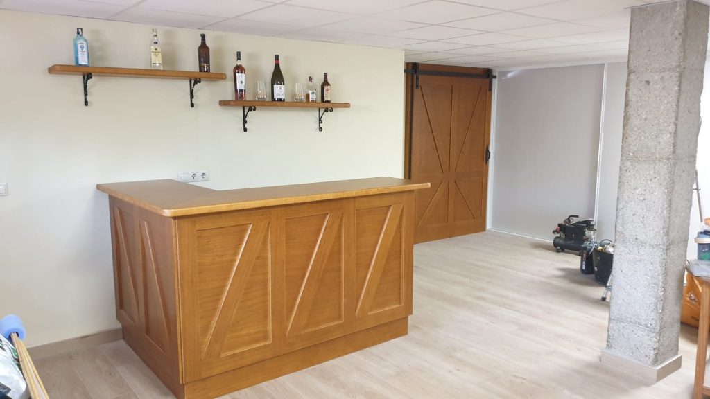 Bar de madera con botellas