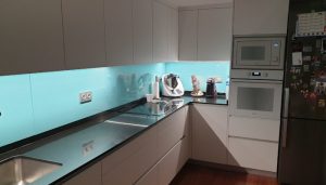 Cocina moderna con azulejos azules