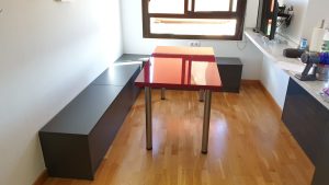 Mesa roja con sillas negras